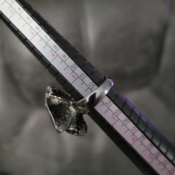 Size 6 vintage rhinestone bow-shaped retro 80s style gunmetal ring - Picture 3 of 3